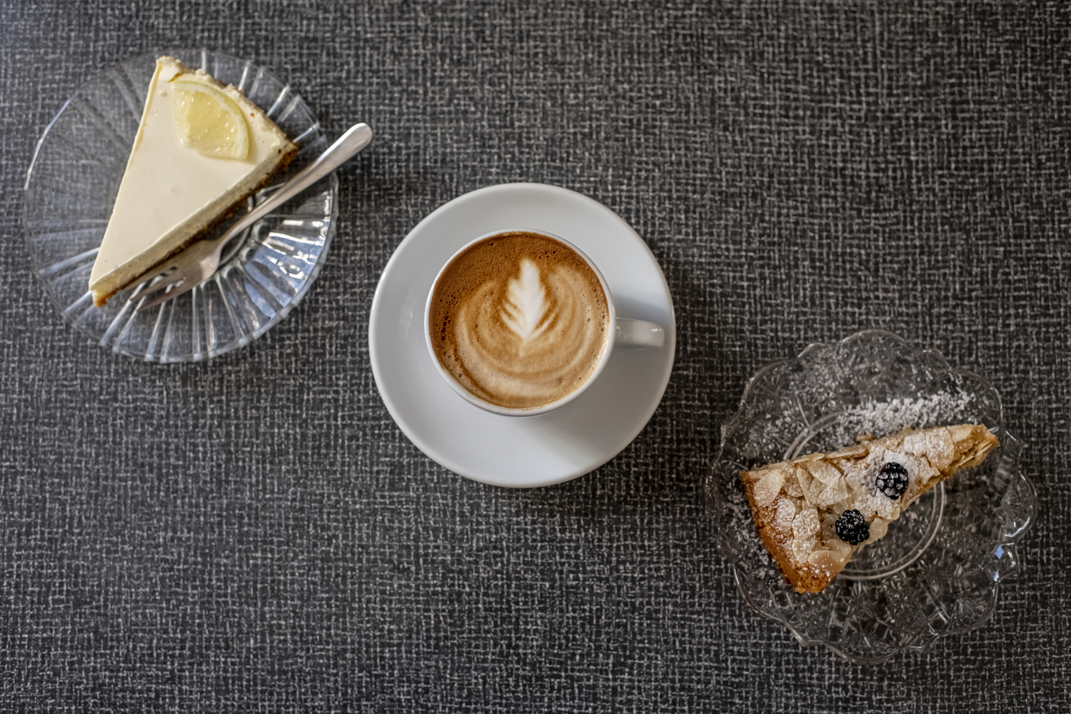Gott fika med bakelser och lyxigt kaffe.