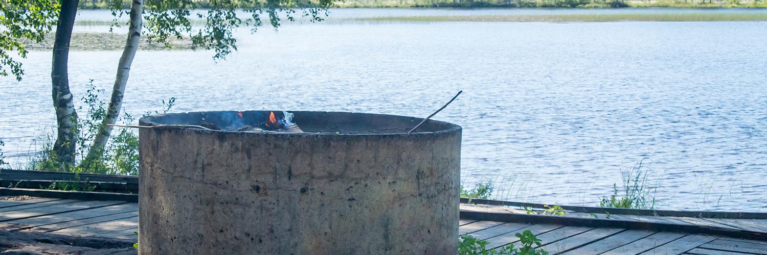bild på grillplats utomhus vid vattnet.