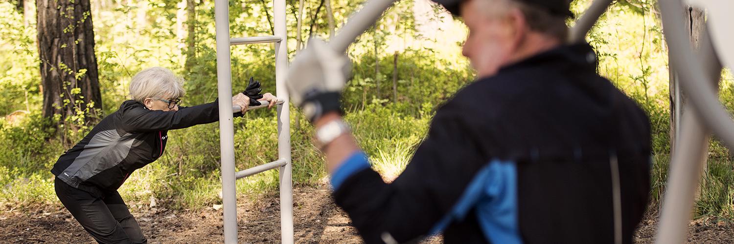 personer som tränar på ett utegym