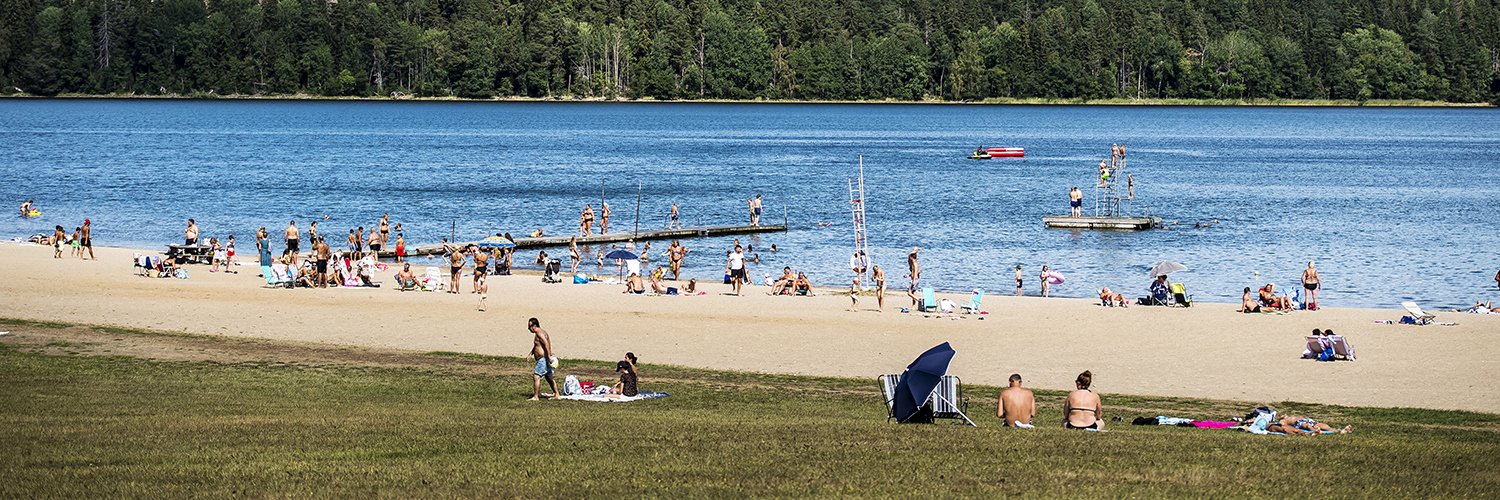 Badstrand med många badgäster