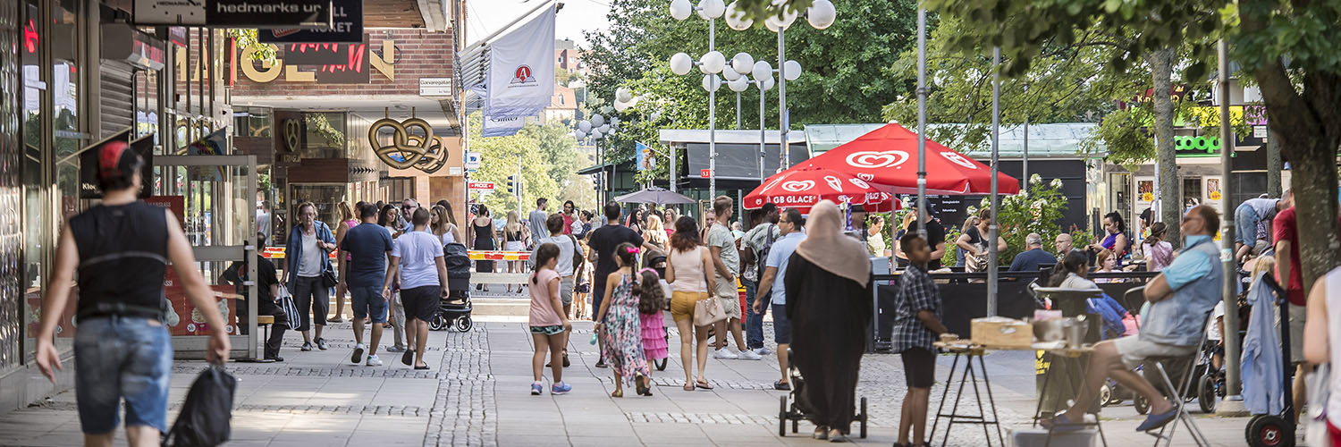 Gågata i stadskärna med mycket folk