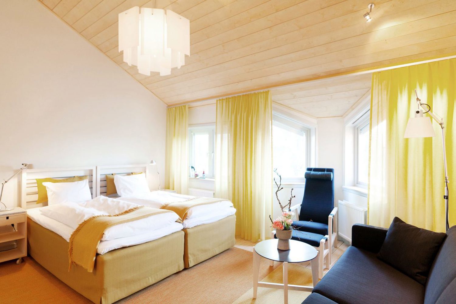 Hotellrum med sängar