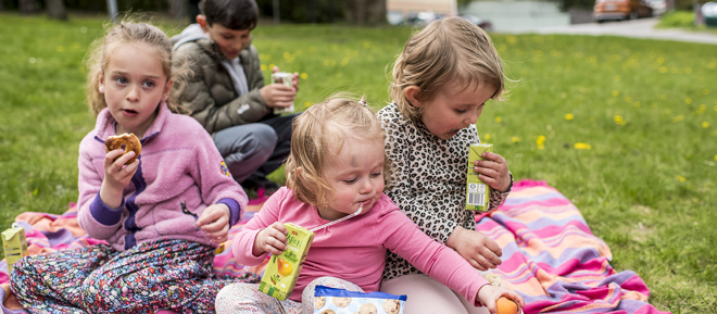 Picknick vid Badparkens lekplats i Södertälje.