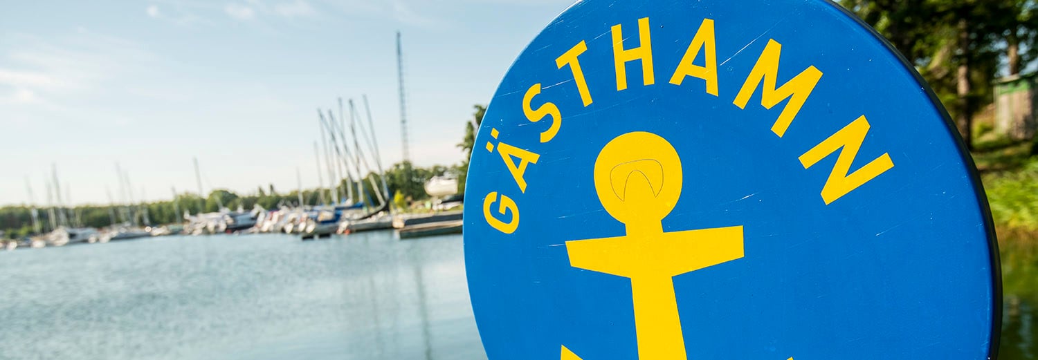 Exteriör bild skylt för gästhamn.