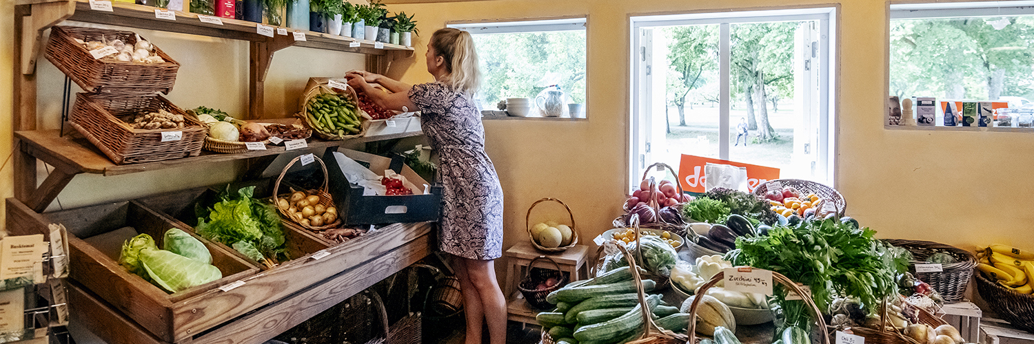 Kvinna handlar i gårdsbutik